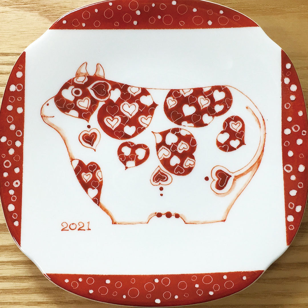 ハート模様の赤い牛を描いたお皿