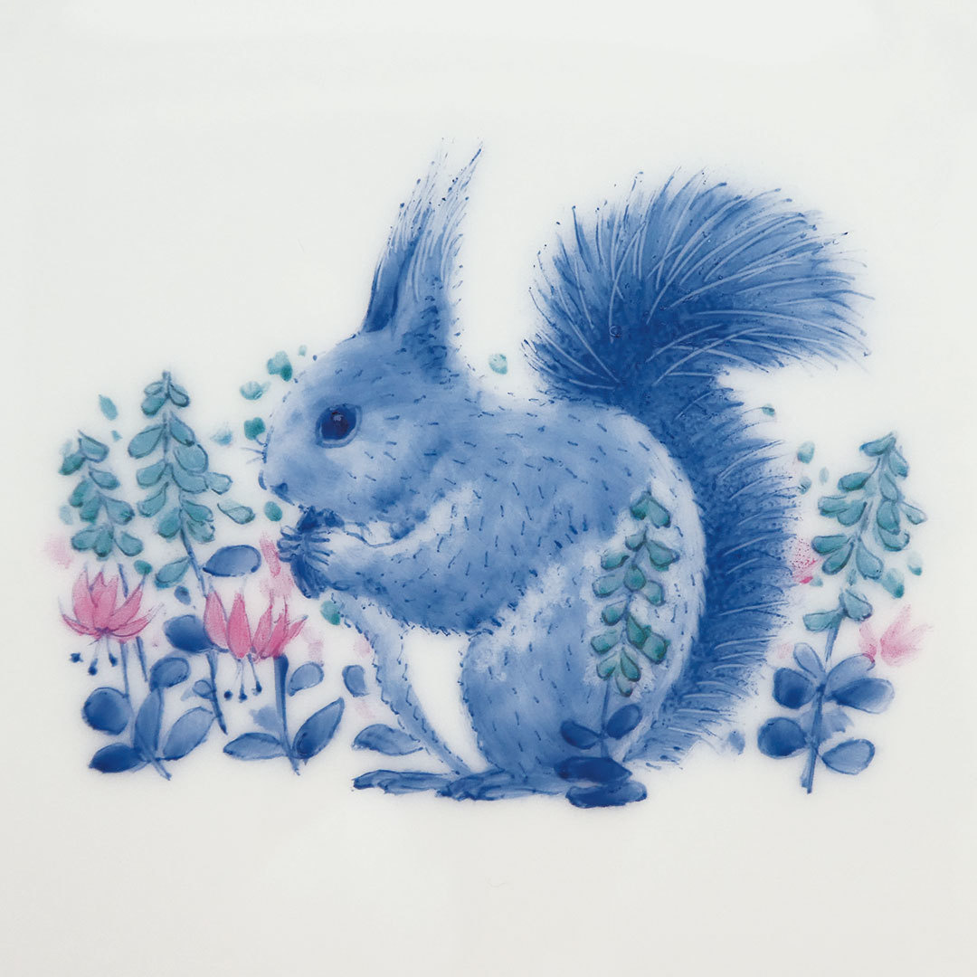 花に囲まれたブルーのエゾリス