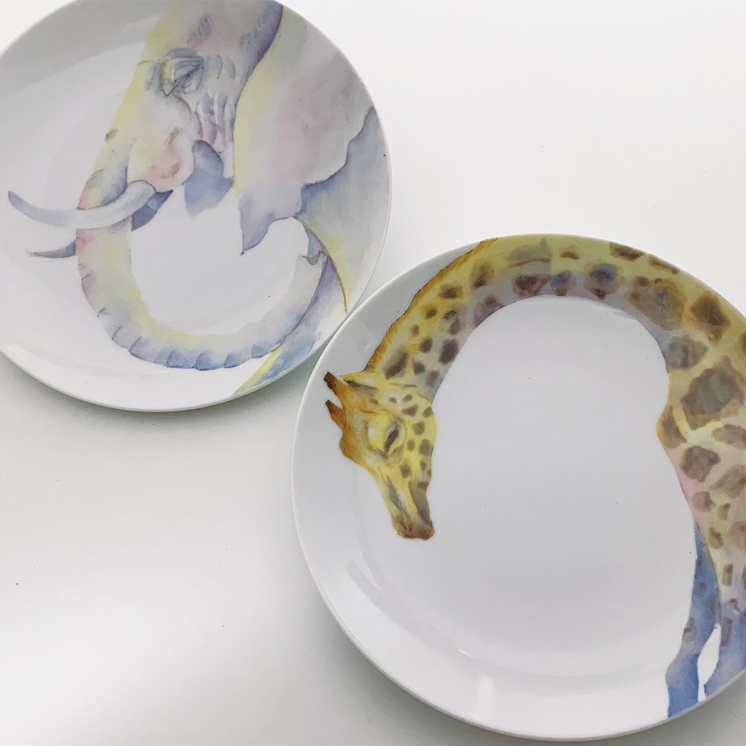 ゾウとキリンが描かれたお皿