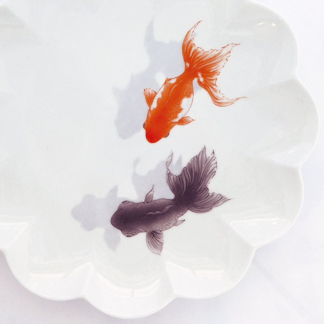 赤と黒の金魚が描かれたお皿