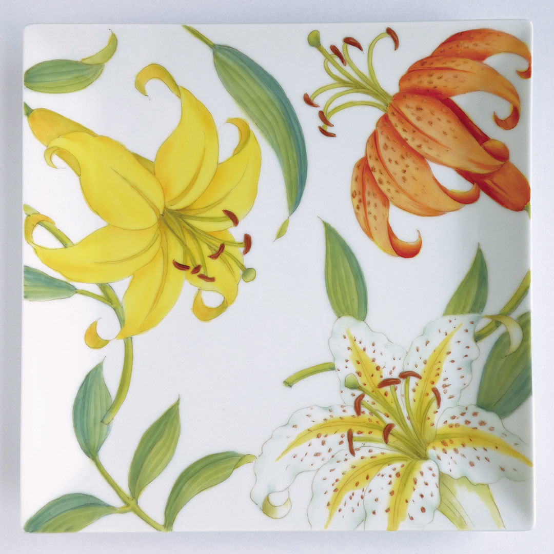 3つのユリが描かれた角皿