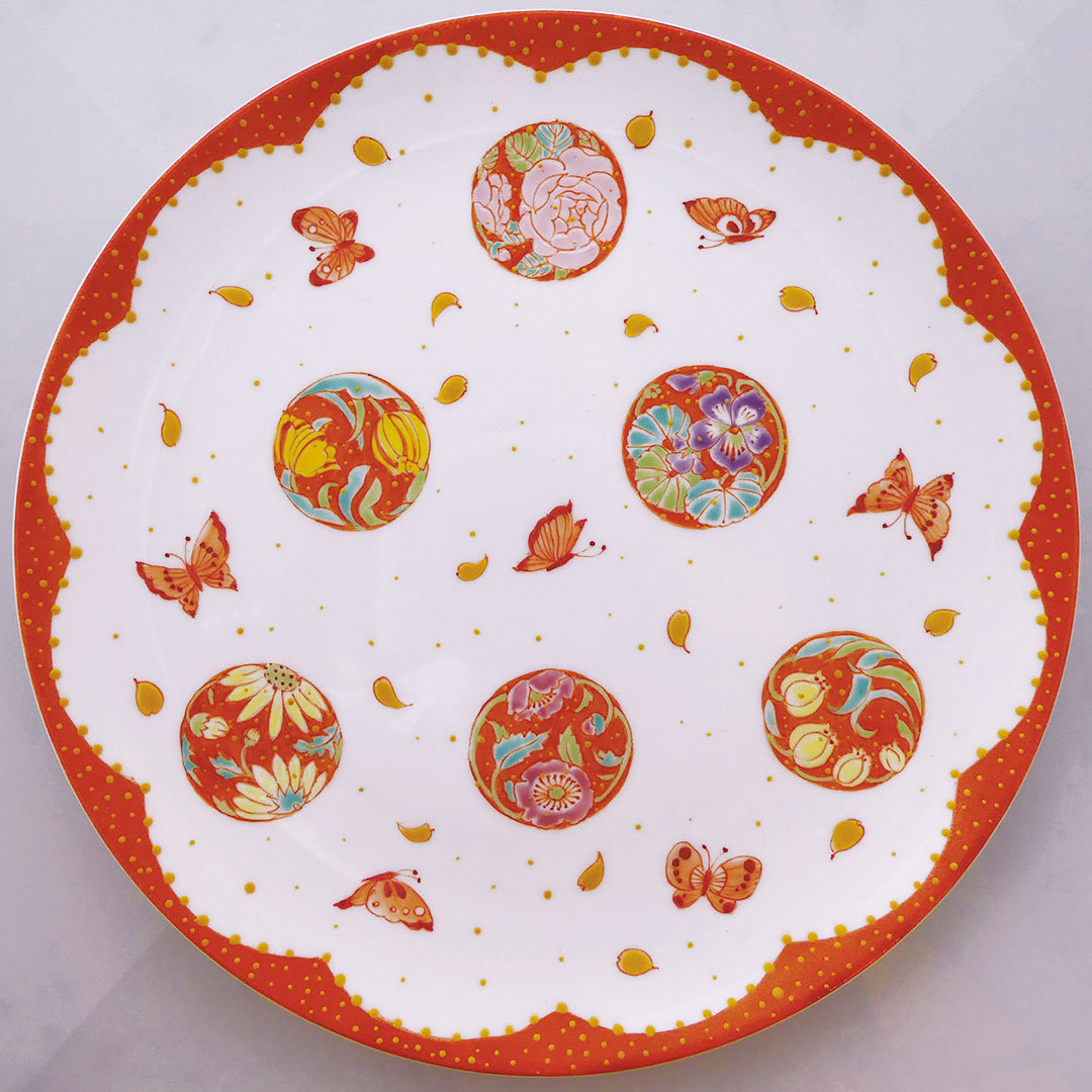 花の丸紋と蝶が描かれたお皿