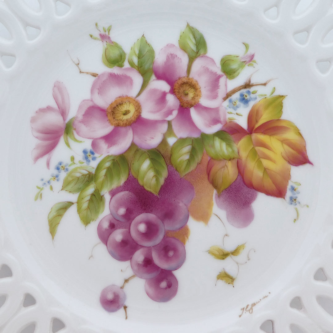 透かしのお皿に描かれた野ばらとぶどう