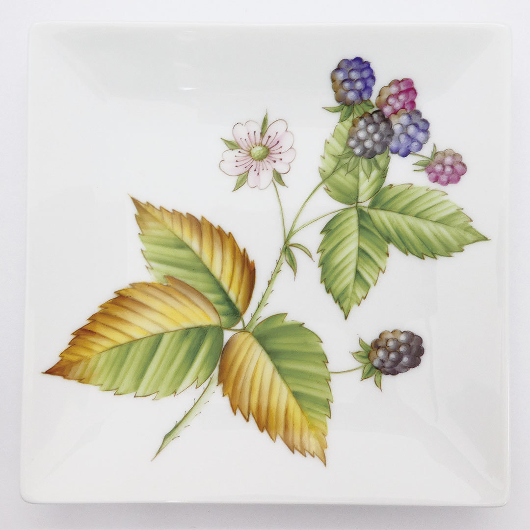 ブラックベリーが描かれた角皿