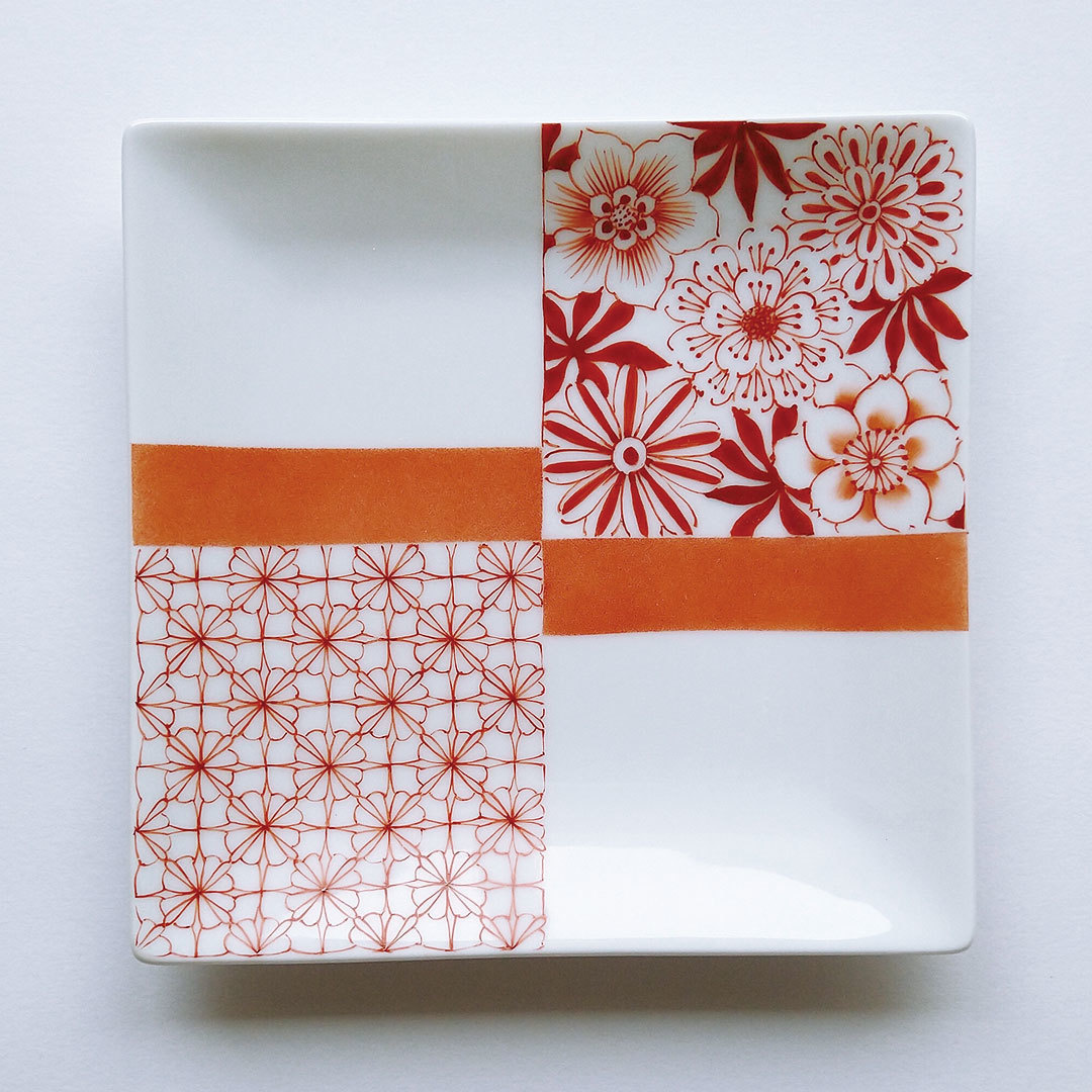 赤絵の小紋柄と花が描かれた角皿