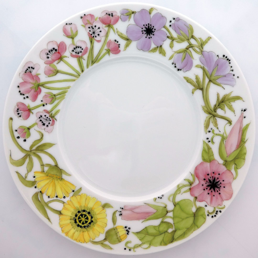 ピンクと紫と黄色の花々が描かれた丸皿