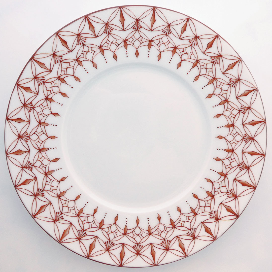 赤絵で幾何学文様が描かれた丸皿