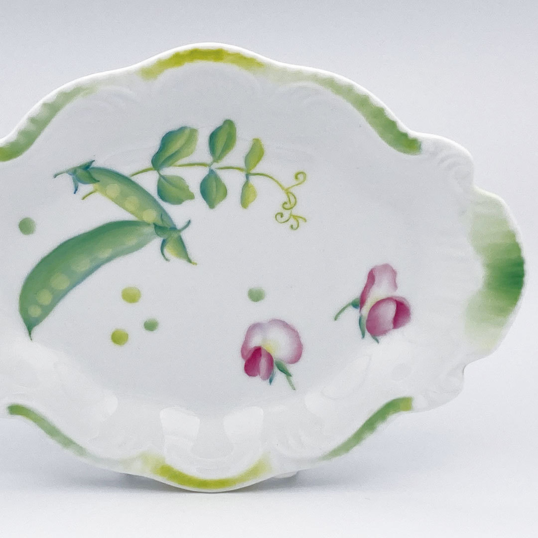 グリーンピースが描かれた菱形のお皿