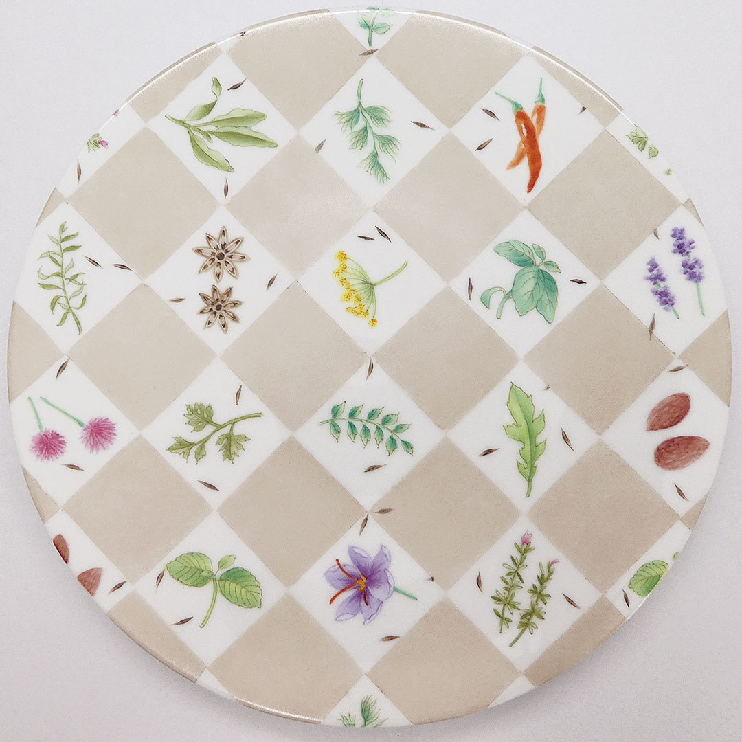 16種類のハーブと市松模様が描かれたお皿