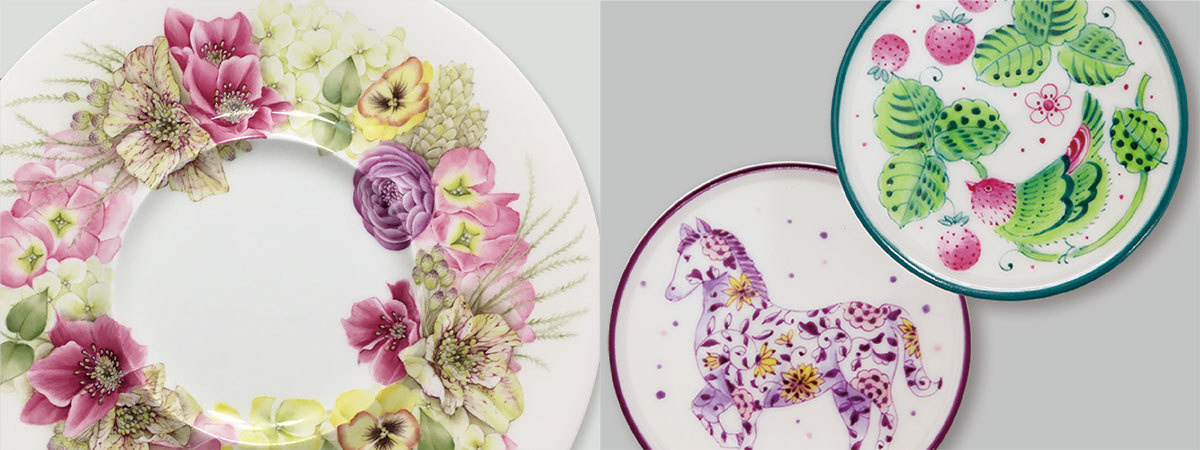 フラワーリースが描かれた大皿と馬と鳥が描かれた陶磁器のコースター