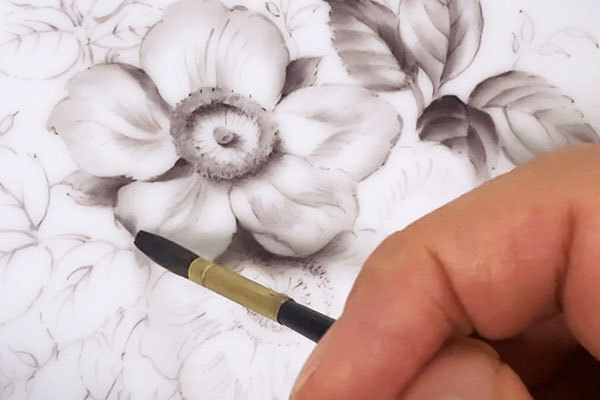 モノトーンの花を描いている手元