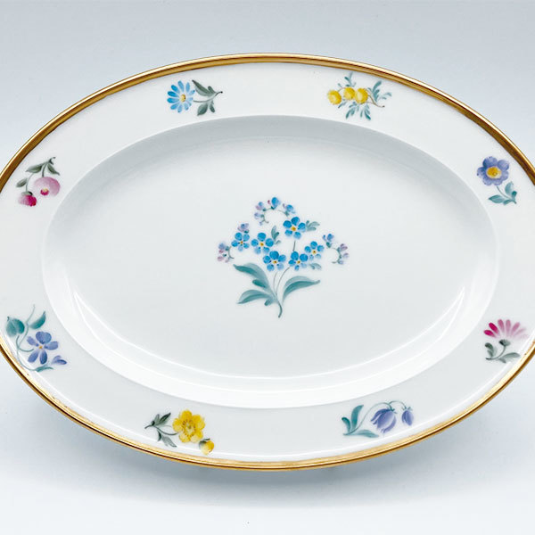 さまざまな小花が描かれた楕円皿