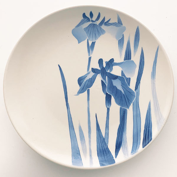 染付で菖蒲が描かれた丸皿