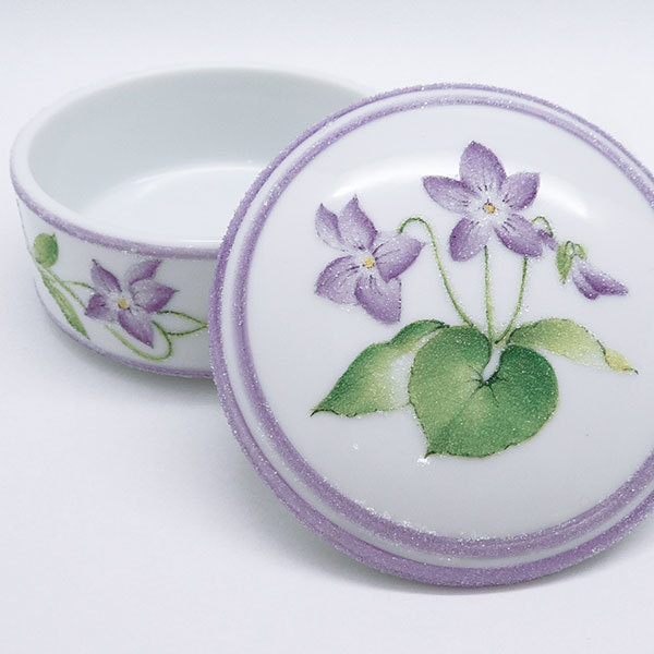 細かなビーズをまとったスミレ柄の丸い蓋物