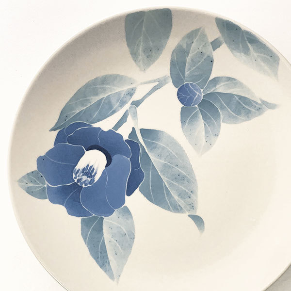 染付技法で描かれた椿の丸皿