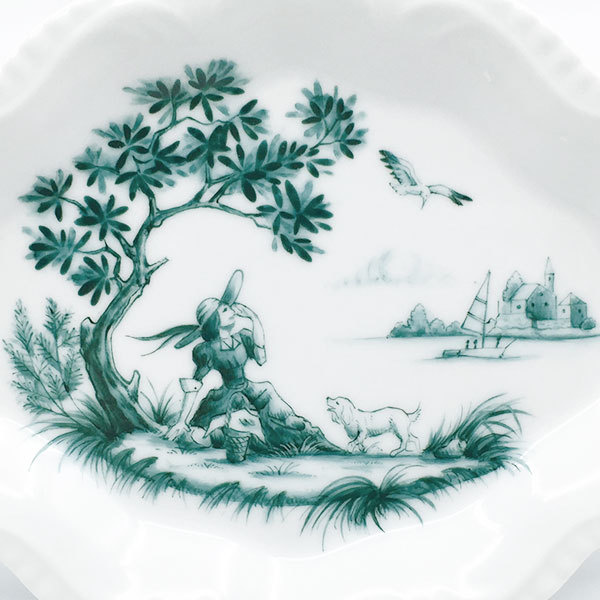 緑一色で描かれた女性や犬のいる風景画