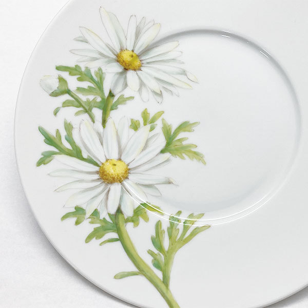 マーガレットが2輪描かれた丸皿