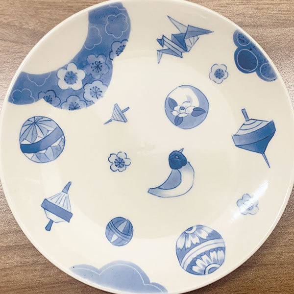 さまざまな吉祥柄がちりばめて描かれた丸皿