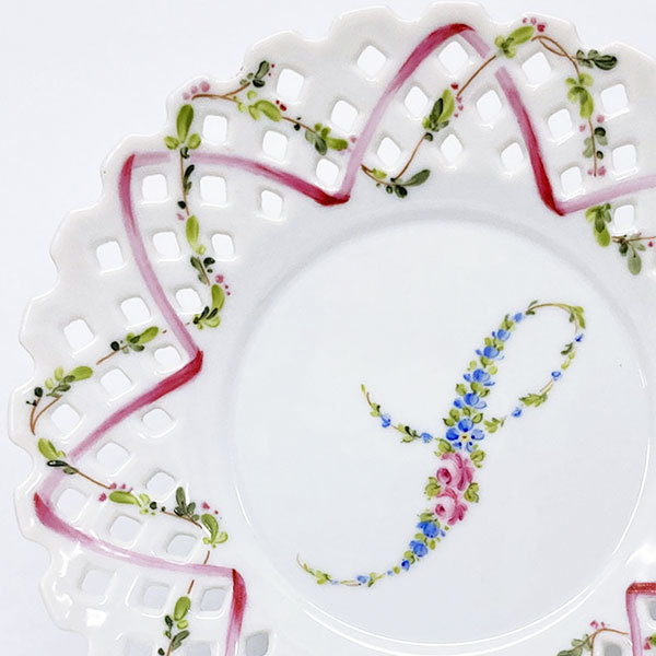 忘れな草の花文字が描かれた透かし皿