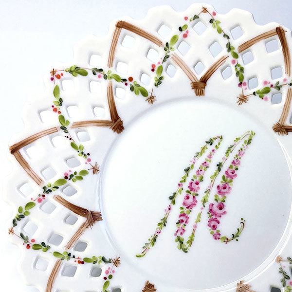 プチローズの花文字が描かれた透かし皿