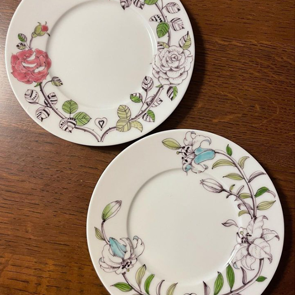 バラとユリの描かれた丸皿