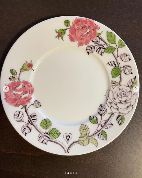 バラが描かれた丸皿