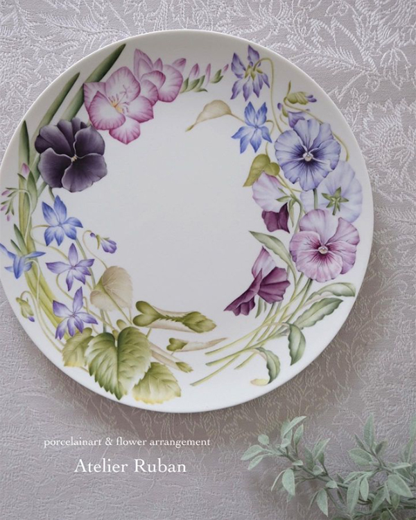 青や紫の花々が描かれた丸皿