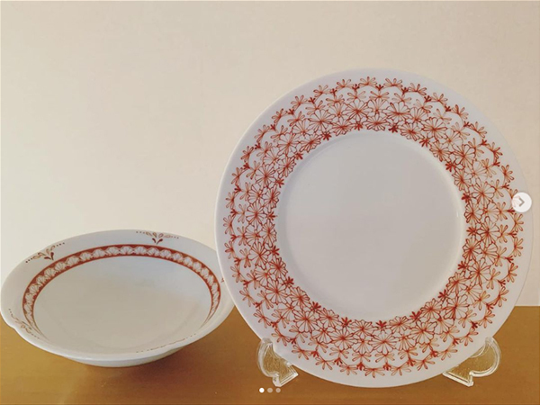 赤でレース文様が描かれた器2点