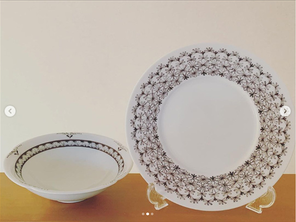 バーガンディーでレース文様が描かれた器2点