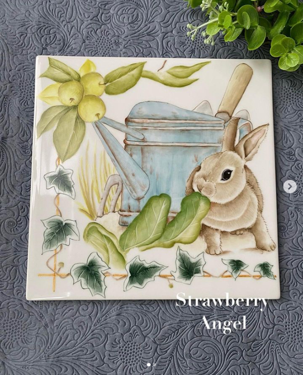 うさぎやじょうろが描かれた陶板