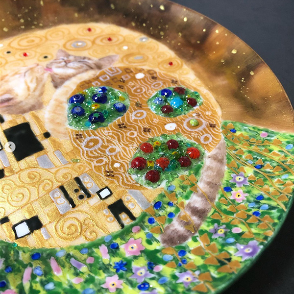 金やビーズで装飾した猫が描かれた丸皿のビーズのアップ
