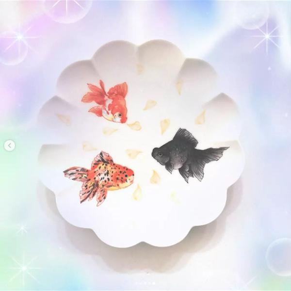 3匹の金魚が描かれた菊皿