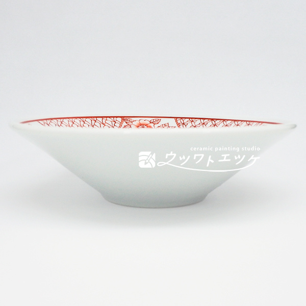 赤絵で花と文様が描かれたボウルの側面