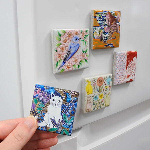 講師の絵付け作品をもとに作成されたマグネットの集合