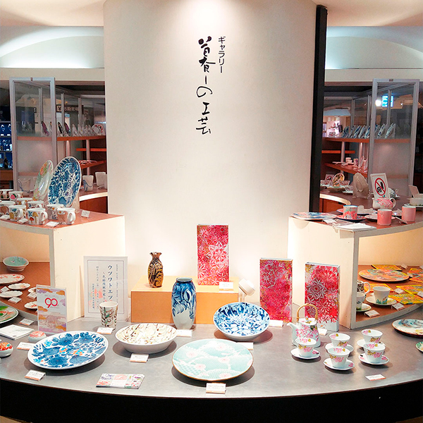 百貨店の展示会場に作品が並んだ様子