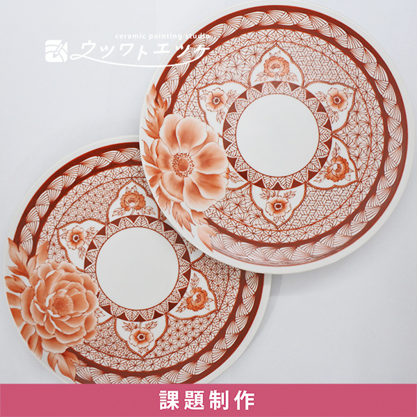 文様と花が描かれた赤絵の丸皿2枚セット