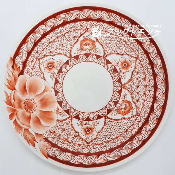 文様と花が描かれた赤絵の丸皿