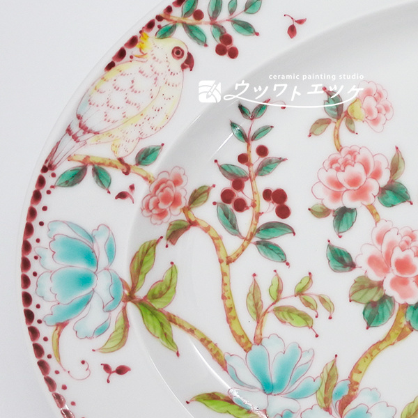 シノワズリー風の花や鳥が描かれたオーバル皿の部分拡大