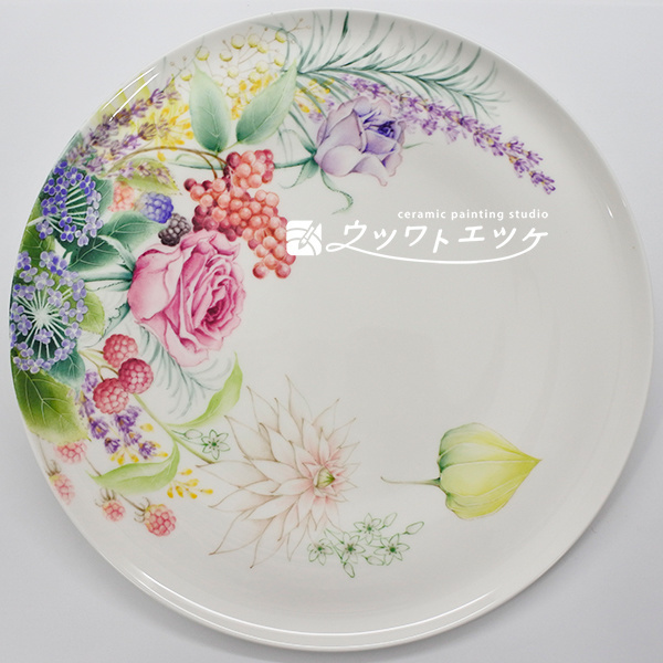 さまざまな花と実が描かれたボーンチャイナの丸皿大