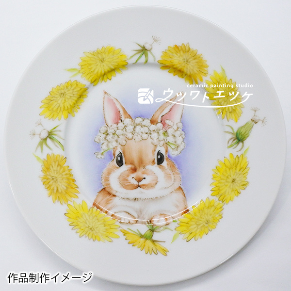 タンポポの花輪から顔をのぞかせるウサギが描かれた丸皿