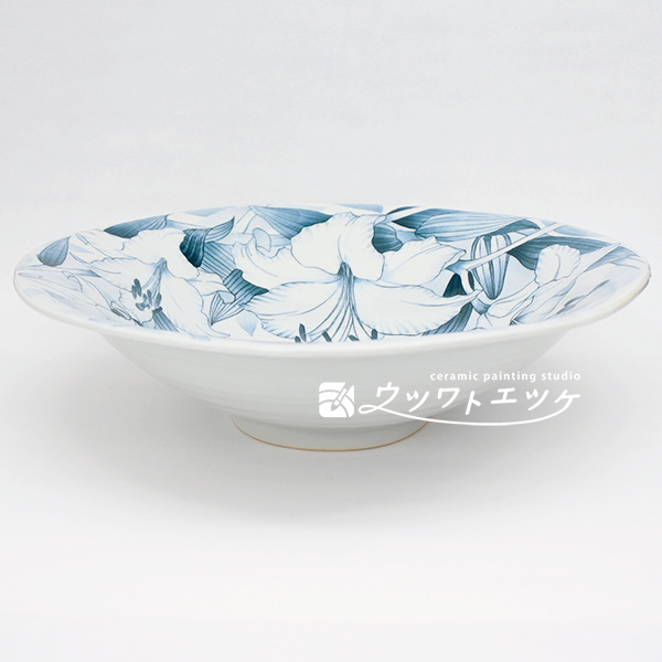 染付でユリが描かれた浅鉢を斜めから見た状態