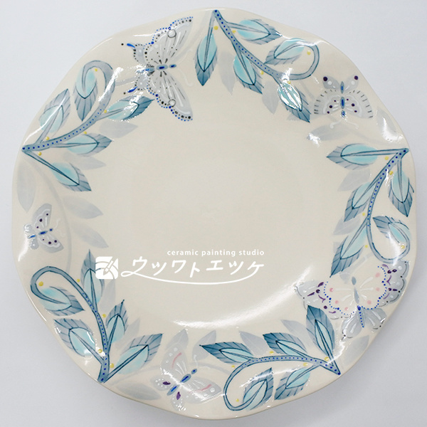和絵具で蝶が描かれた波型皿