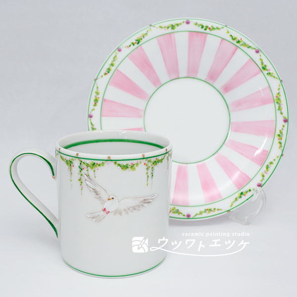 白いハトが描かれたカップアンドソーサー