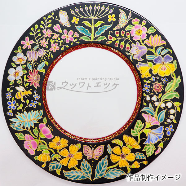 黒を背景に植物や昆虫が描かれた大皿