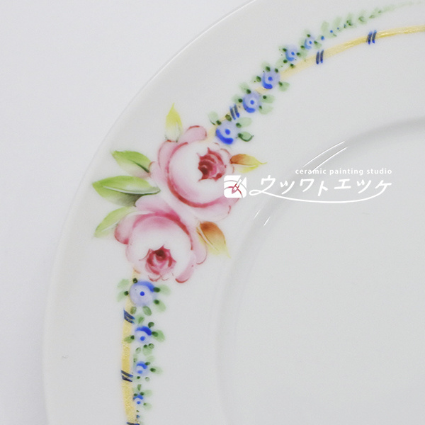 丸皿に描かれた小さなバラと忘れなぐさ部分の拡大