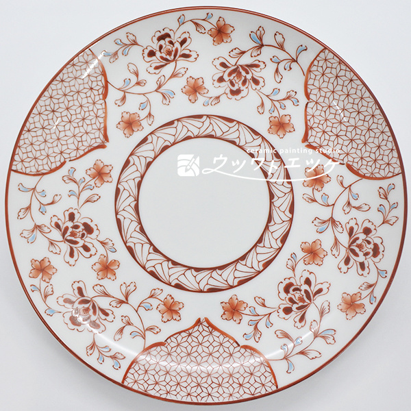 赤絵で文様や花が描かれた丸皿