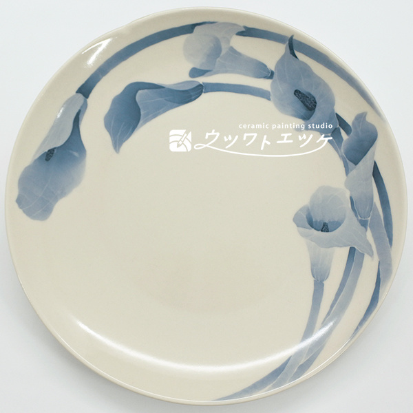 染付でカラーの花が描かれた丸皿