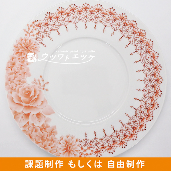 赤絵で花と文様が描かれた丸皿