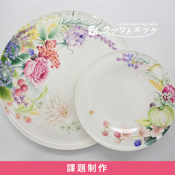 さまざまな花と実が描かれたボーンチャイナの丸皿大小