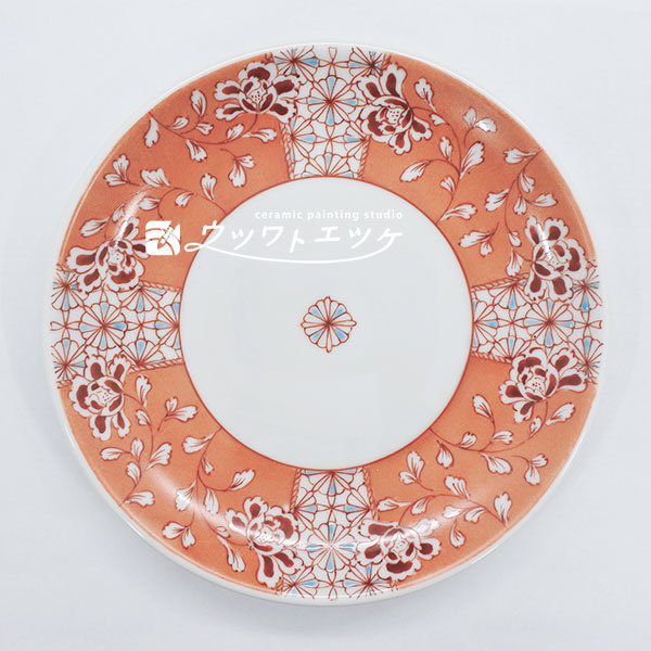 赤で花や文様が描かれた丸皿